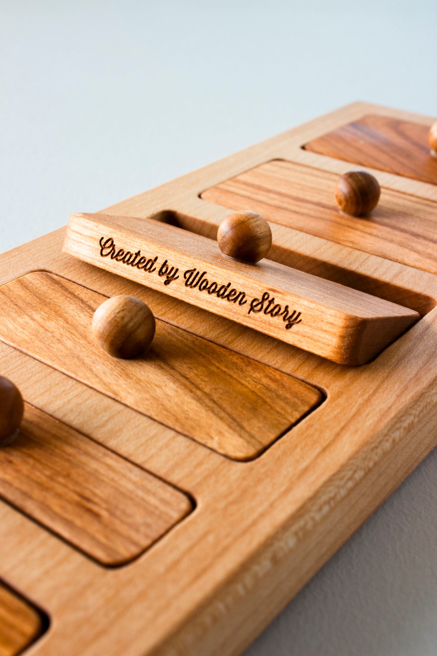 wide-thin knob puzzle - Montessori