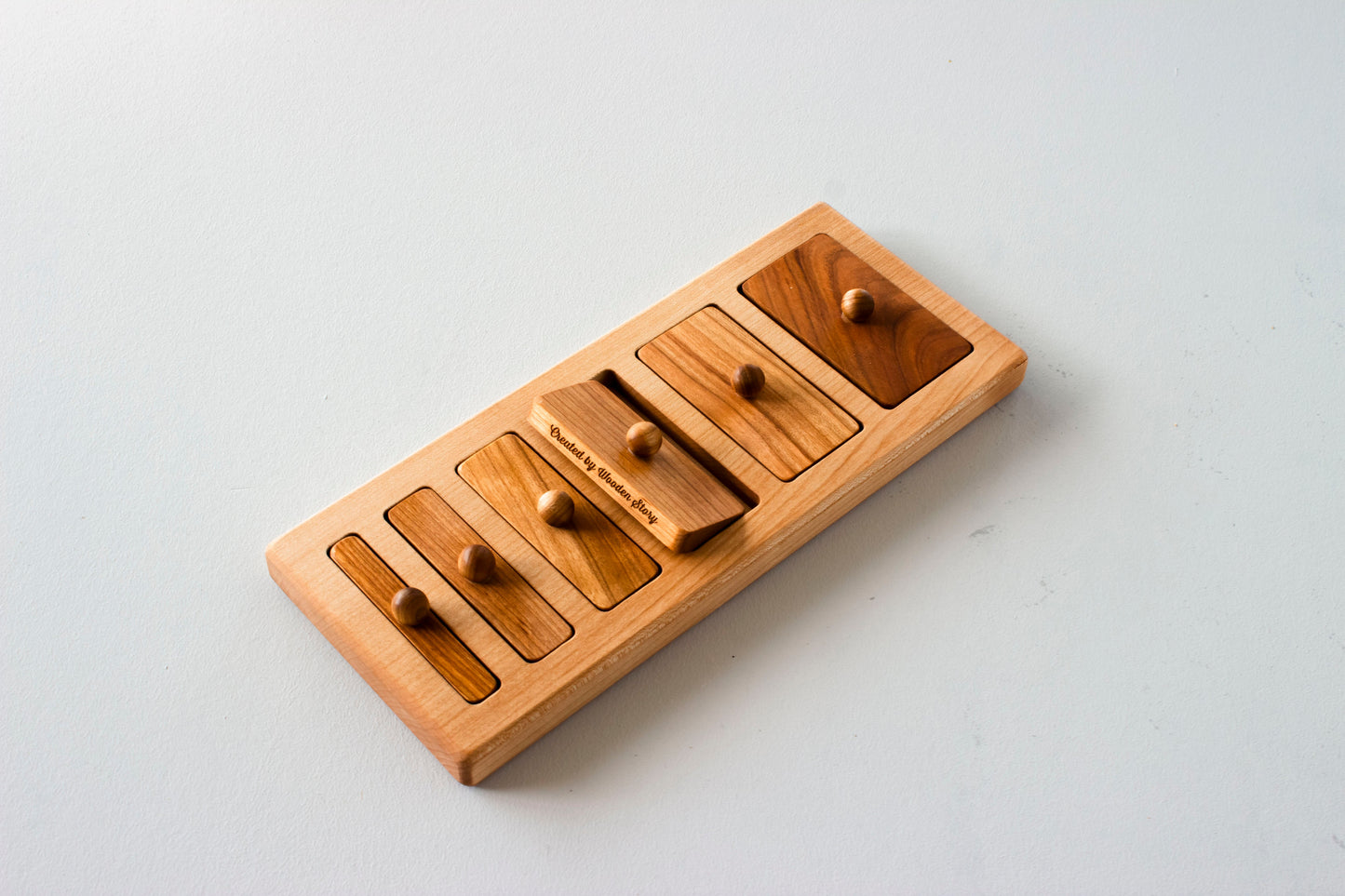 wide-thin knob puzzle - Montessori